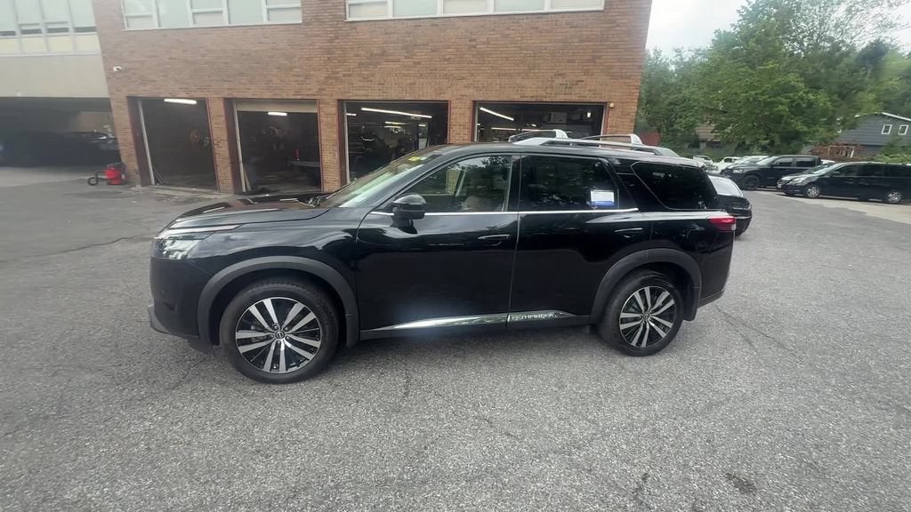 2025 Nissan Pathfinder Platinum