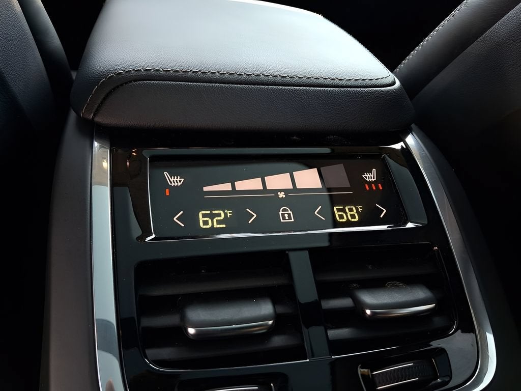 2023 Volvo XC60 Ultimate Bright Theme