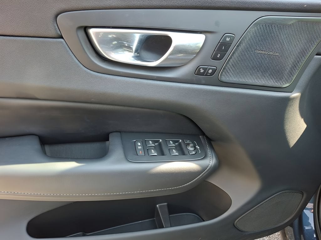 2023 Volvo XC60 Ultimate Bright Theme