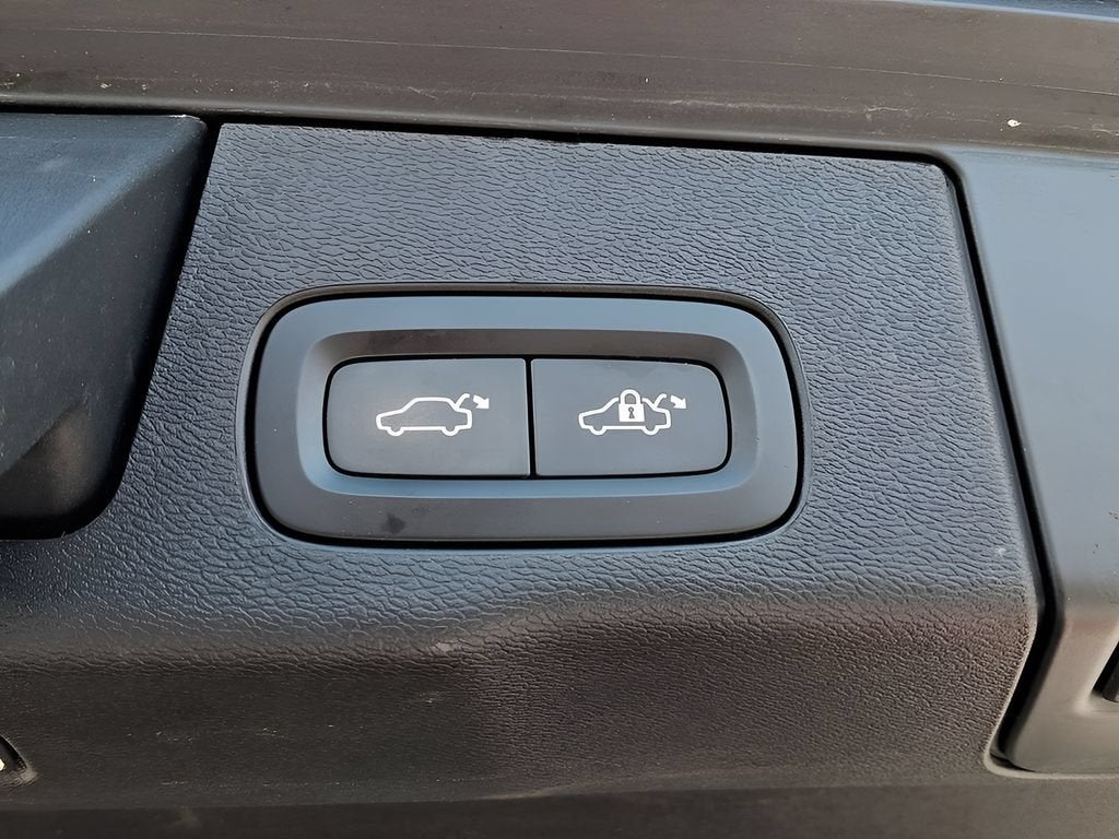 2023 Volvo XC60 Ultimate Bright Theme