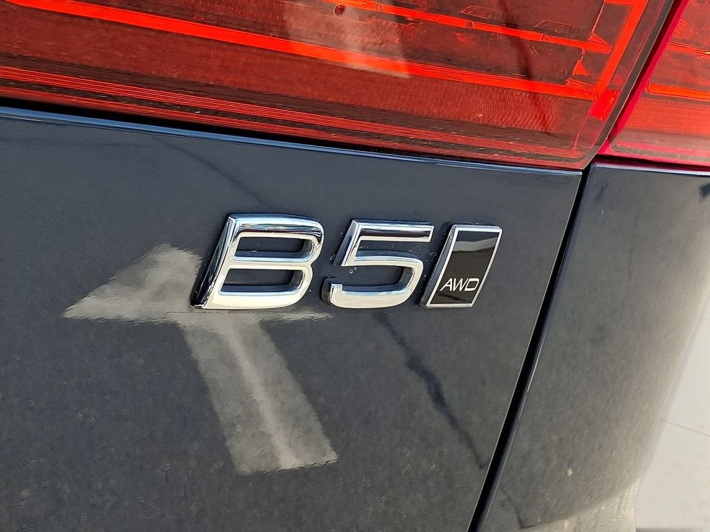2023 Volvo XC60 Ultimate Bright Theme